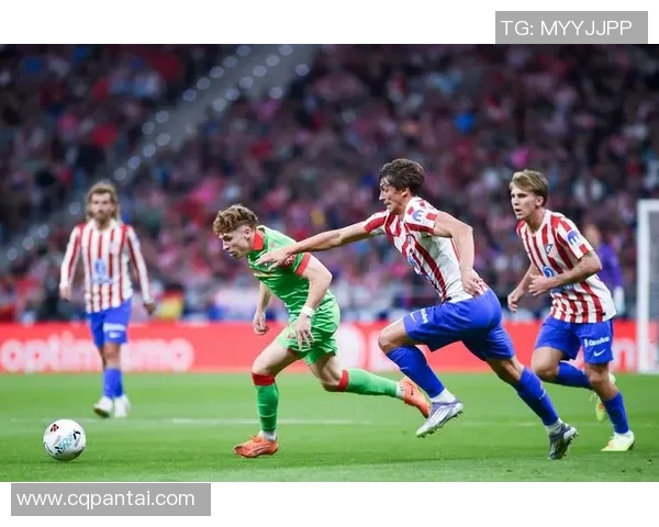 西甲经典对决：拜仁与马竞激战成平局乌龙球成比赛转折点