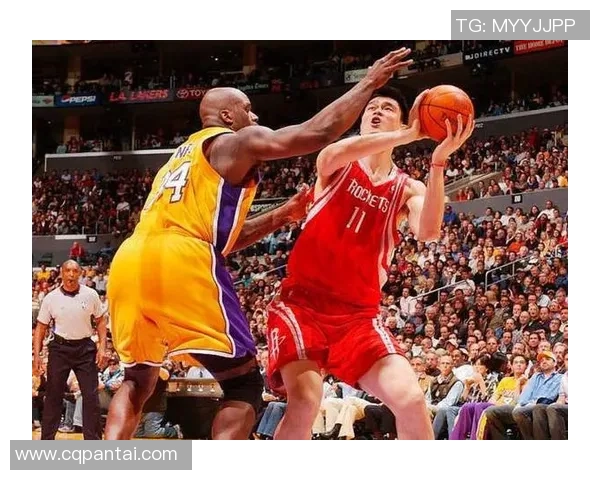 姚明分享快乐时刻的精彩瞬间，展现篮球巨星的阳光笑容与生活乐趣