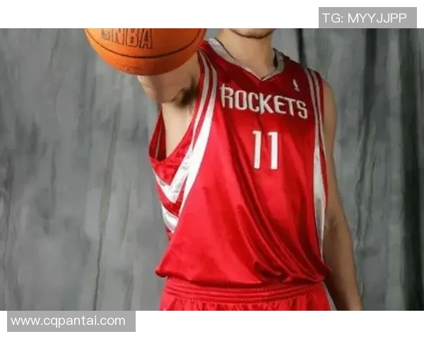 姚明轻松扣篮展现巨人风范引发全场欢呼与惊叹