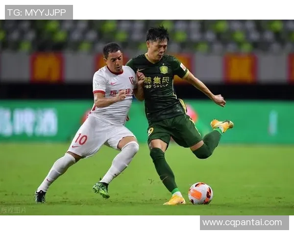 西安飞盘队配合引发热议球迷对战术和默契的不同看法