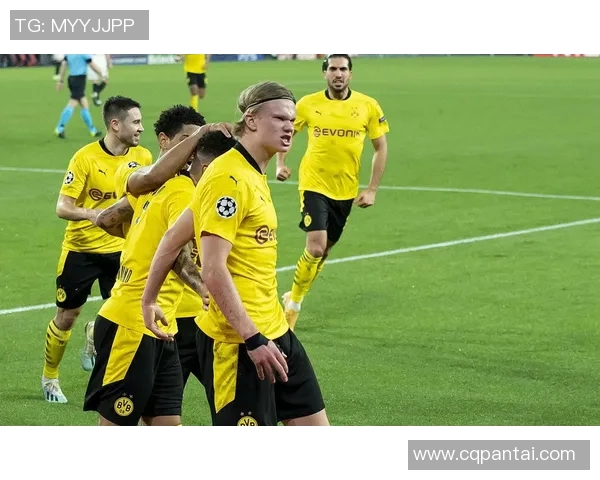 德甲激战曼联大胜巴萨补时进球引发争议判罚全场沸腾